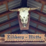 Hängender Kuhschädel an der Schutzhütte am Kühberg