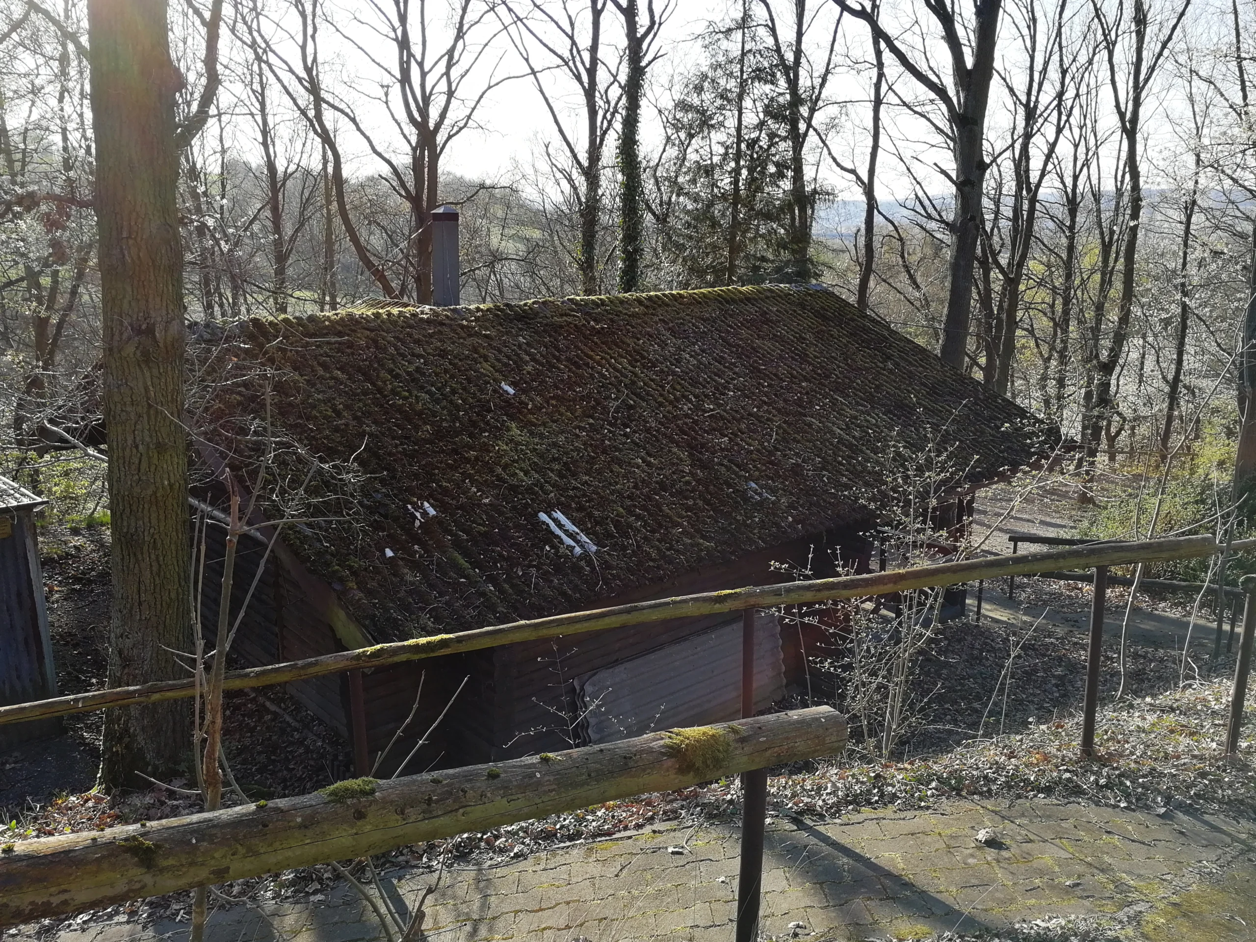 Altes Eternit-Dach von außen